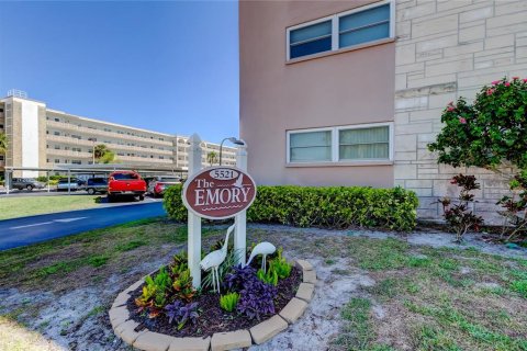 Condo in Saint Petersburg, Florida, 2 bedrooms  № 1734775 - photo 3