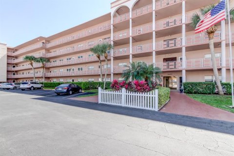 Condo in Saint Petersburg, Florida, 2 bedrooms  № 1734775 - photo 1