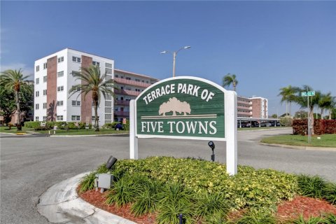 Condo in Saint Petersburg, Florida, 2 bedrooms  № 1734775 - photo 2