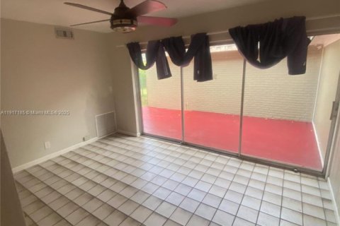 House in Tamarac, Florida 2 bedrooms, 175.96 sq.m. № 2053902 - photo 16