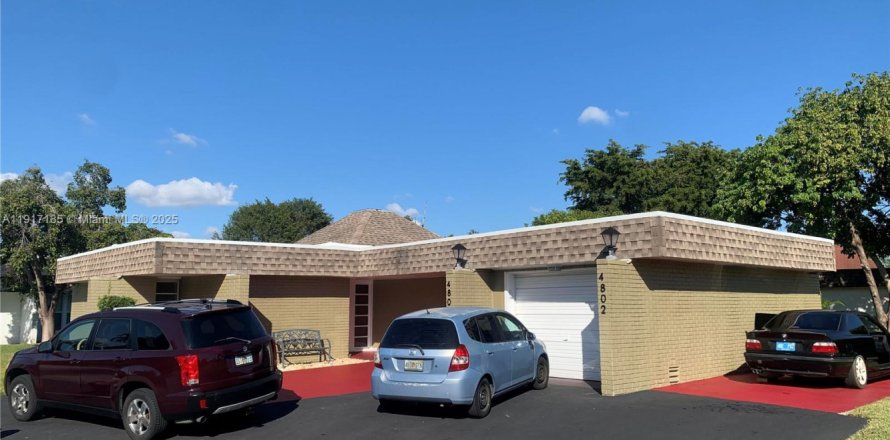 House in Tamarac, Florida 2 bedrooms, 175.96 sq.m. № 2053902