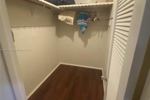 House in Tamarac, Florida 2 bedrooms, 175.96 sq.m. № 2053902 - photo 12