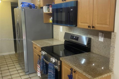 House in Tamarac, Florida 2 bedrooms, 175.96 sq.m. № 2053902 - photo 3