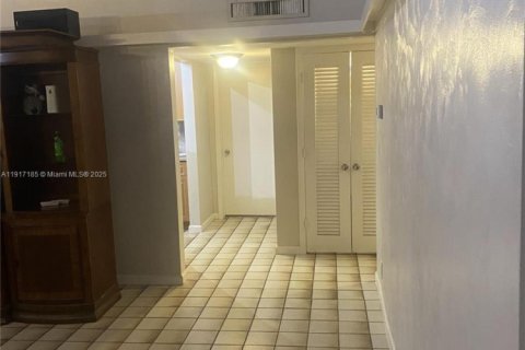 House in Tamarac, Florida 2 bedrooms, 175.96 sq.m. № 2053902 - photo 15