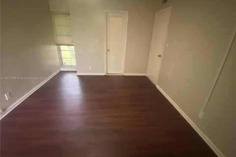 House in Tamarac, Florida 2 bedrooms, 175.96 sq.m. № 2053902 - photo 11