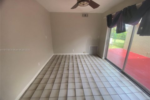 House in Tamarac, Florida 2 bedrooms, 175.96 sq.m. № 2053902 - photo 18