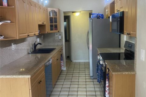 House in Tamarac, Florida 2 bedrooms, 175.96 sq.m. № 2053902 - photo 2