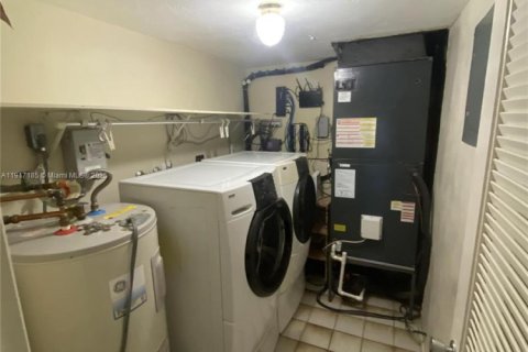 House in Tamarac, Florida 2 bedrooms, 175.96 sq.m. № 2053902 - photo 20