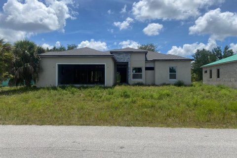 House in Port Charlotte, Florida 4 bedrooms, 162.02 sq.m. № 2157177 - photo 4