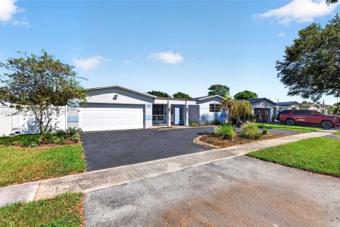 Villa ou maison à vendre à Cooper City, Floride: 3 chambres, 163.69 m2 № 2428091 - photo 4