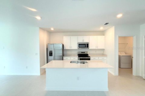 House in Dade City, Florida 5 bedrooms, 216.09 sq.m. № 2277382 - photo 6