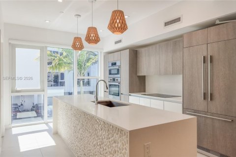 Adosado en alquiler en Miami, Florida, 2 dormitorios, 166.67 m2 № 2011235 - foto 3