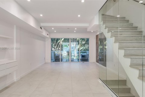 Adosado en alquiler en Miami, Florida, 2 dormitorios, 166.67 m2 № 2011235 - foto 2