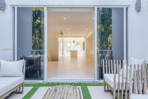 Adosado en alquiler en Miami, Florida, 2 dormitorios, 166.67 m2 № 2011235 - foto 4