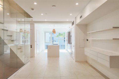 Adosado en Miami, Florida 2 dormitorios, 166.67 m2 № 2011235