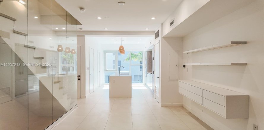 Adosado en Miami, Florida 2 dormitorios, 166.67 m2 № 2011235