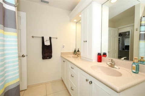 House in Ormond Beach, Florida 4 bedrooms, 241.36 sq.m. № 1916162 - photo 30