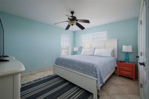 Villa ou maison à vendre à Holmes Beach, Floride: 6 chambres, 258.83 m2 № 2098630 - photo 24