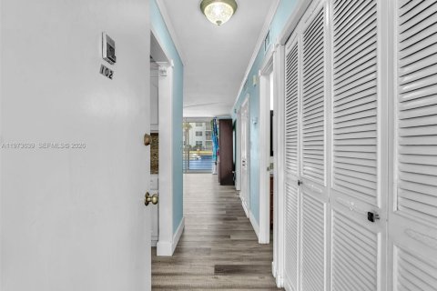 Condo in North Miami Beach, Florida, 1 bedroom № 2033664 - photo 2