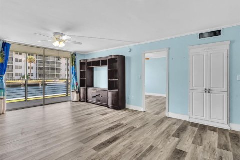 Condo in North Miami Beach, Florida, 1 bedroom № 2033664 - photo 16