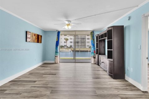 Condo in North Miami Beach, Florida, 1 bedroom № 2033664 - photo 14