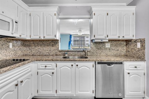 Condo in North Miami Beach, Florida, 1 bedroom № 2033664 - photo 6