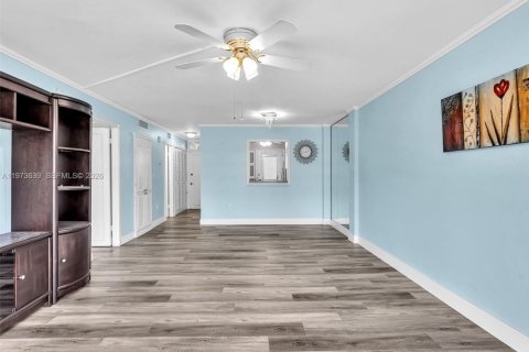 Condo in North Miami Beach, Florida, 1 bedroom № 2033664 - photo 11
