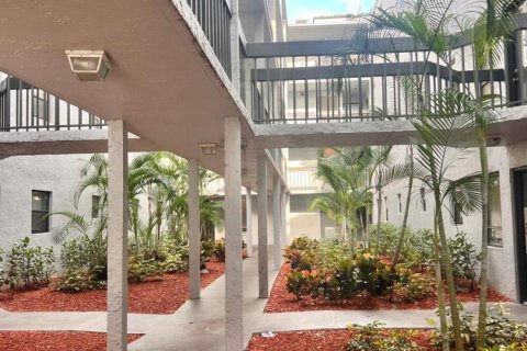 Condo in West Palm Beach, Florida, 1 bedroom № 2081714 - photo 20