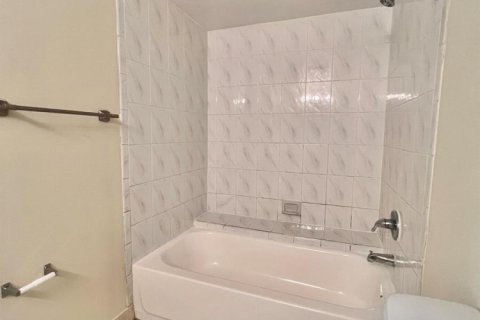Condo in West Palm Beach, Florida, 1 bedroom № 2081714 - photo 9