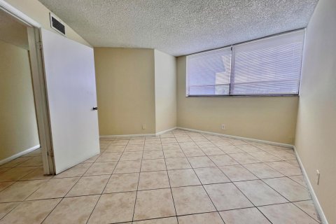 Condo in West Palm Beach, Florida, 1 bedroom № 2081714 - photo 14