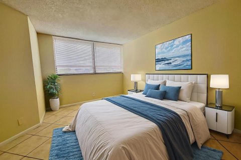 Condo in West Palm Beach, Florida, 1 bedroom № 2081714 - photo 12