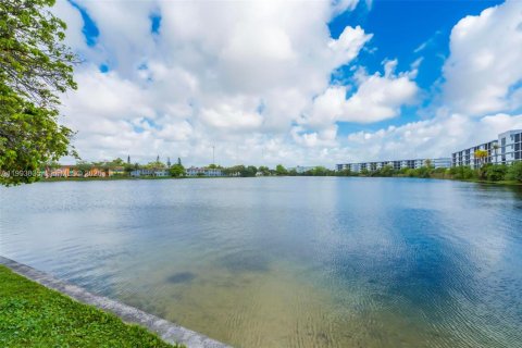 Снять в аренду кондоминиум в Майами, Флорида 2 спальни, 91.97м2, № 2055668 - фото 29