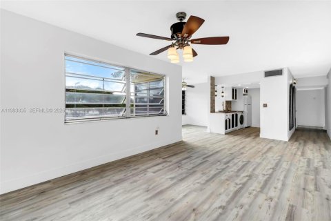Снять в аренду кондоминиум в Майами, Флорида 2 спальни, 91.97м2, № 2055668 - фото 3