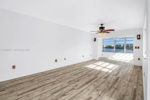 Снять в аренду кондоминиум в Майами, Флорида 2 спальни, 91.97м2, № 2055668 - фото 22