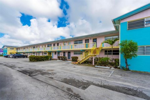 Снять в аренду кондоминиум в Майами, Флорида 2 спальни, 91.97м2, № 2055668 - фото 1