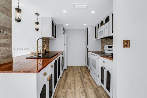 Снять в аренду кондоминиум в Майами, Флорида 2 спальни, 91.97м2, № 2055668 - фото 10