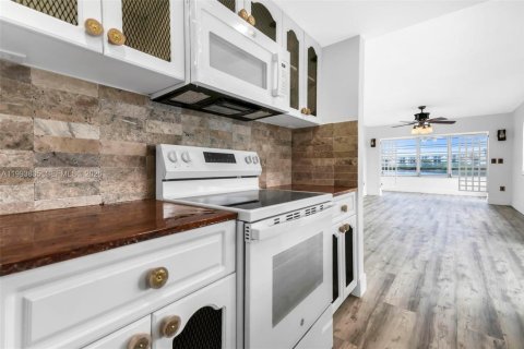 Снять в аренду кондоминиум в Майами, Флорида 2 спальни, 91.97м2, № 2055668 - фото 14