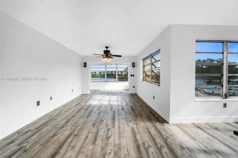 Снять в аренду кондоминиум в Майами, Флорида 2 спальни, 91.97м2, № 2055668 - фото 2