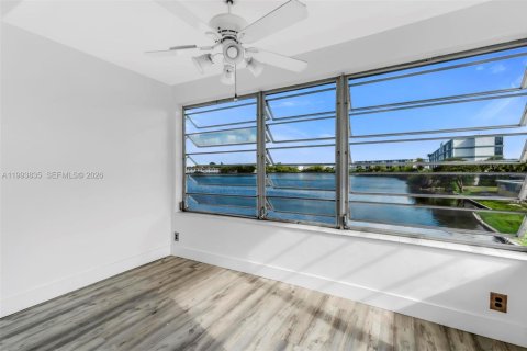 Снять в аренду кондоминиум в Майами, Флорида 2 спальни, 91.97м2, № 2055668 - фото 23