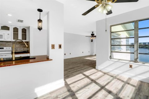 Снять в аренду кондоминиум в Майами, Флорида 2 спальни, 91.97м2, № 2055668 - фото 7