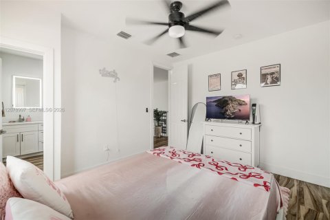 House in Cutler Bay, Florida 5 bedrooms, 366.5 sq.m. № 2327558 - photo 24