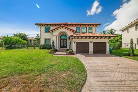 House in Cutler Bay, Florida 5 bedrooms, 366.5 sq.m. № 2327558