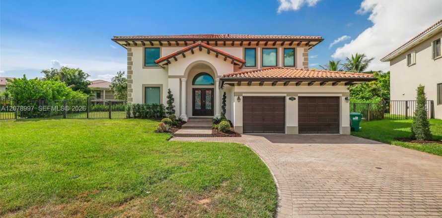 House in Cutler Bay, Florida 5 bedrooms, 366.5 sq.m. № 2327558
