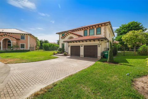 House in Cutler Bay, Florida 5 bedrooms, 366.5 sq.m. № 2327558 - photo 4