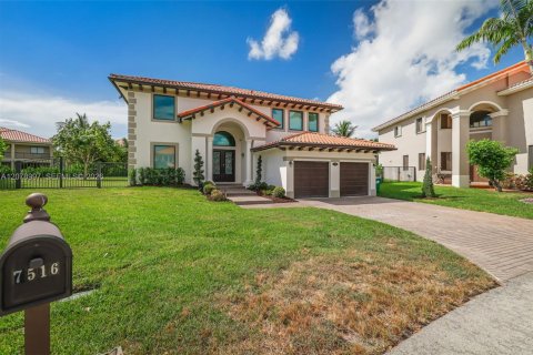 House in Cutler Bay, Florida 5 bedrooms, 366.5 sq.m. № 2327558 - photo 3