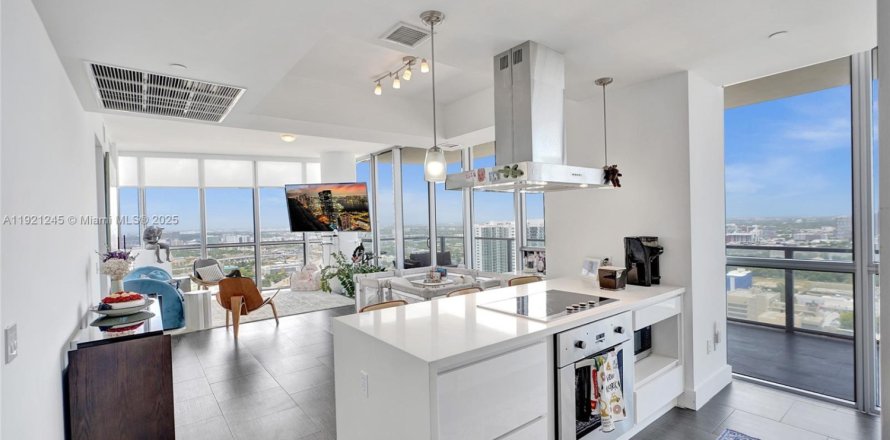 Кондоминиум с 2 спальнями в Майами, Флорида № 1974236