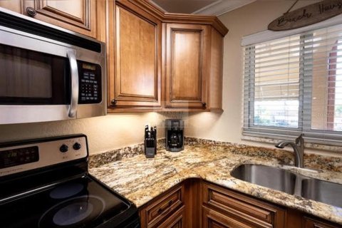 Condo in Saint Petersburg, Florida, 2 bedrooms № 2212540 - photo 13