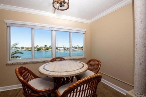 Condo in Saint Petersburg, Florida, 2 bedrooms № 2212540 - photo 9