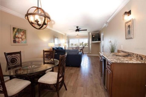 Condo in Saint Petersburg, Florida, 2 bedrooms № 2212540 - photo 11