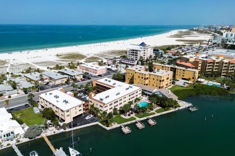 Condo in Saint Petersburg, Florida, 2 bedrooms № 2212540 - photo 2